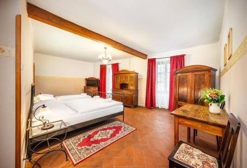 Postel nebo postele na pokoji v ubytování Hotel Barbakan