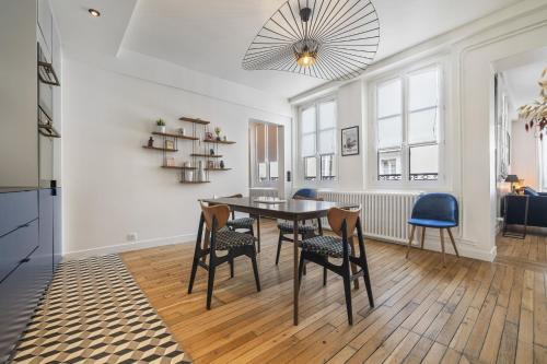 une cuisine et une salle à manger avec une table et des chaises dans l'établissement Vita, à Paris