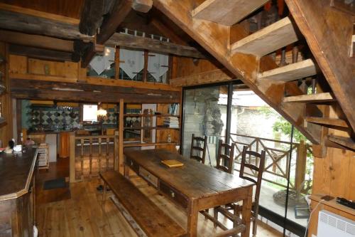 une salle à manger avec une table et des chaises en bois dans l'établissement Chalet de Saint Dalmas, à Saint-Dalmas-le-Selvage