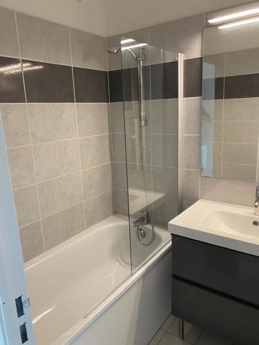 une salle de bain avec une douche, une baignoire et un lavabo dans l'établissement Les jonquières à Gassin, avec piscine collective 26, à Gassin