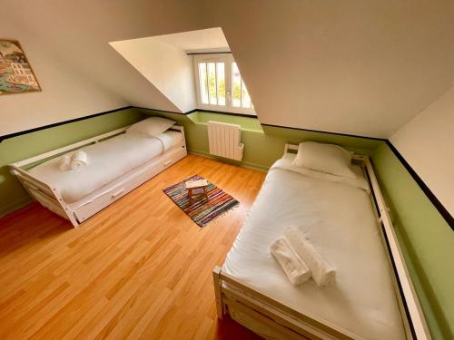 Cette petite chambre mansardée comprend 2 lits. dans l'établissement Jules Verne's Office, à La Celle-sous-Gouzon