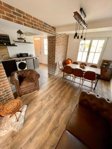 un salon avec un canapé et une table avec des chaises dans l'établissement Jules Verne's Office, à La Celle-sous-Gouzon