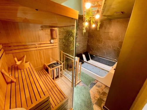 une grande salle de bain avec baignoire et douche dans l'établissement Jules Verne's Office, à La Celle-sous-Gouzon