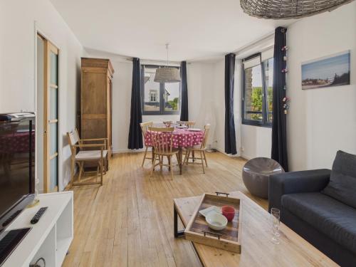 un salon avec un canapé et une table dans l'établissement 400 m plage - Fouesnant Beg Meil - Appart pour 4, à Fouesnant