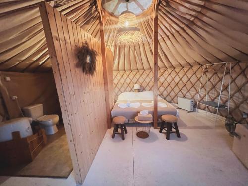 Katil atau katil-katil dalam bilik di Glamping Spiritul Zimbrului