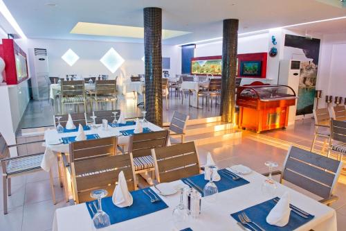 A restaurant or other place to eat at Neptune Hotel Apartments Paphos
