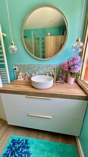 une salle de bain avec un lavabo et un miroir dans l'établissement Superbe 3P bohème, Juan les pins, jardin, 900m de la mer, à Antibes