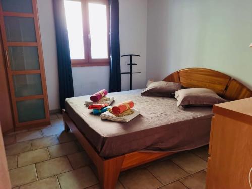 une chambre avec un lit avec deux pantoufles dessus dans l'établissement House with private pool & panoramic view, à Montauroux