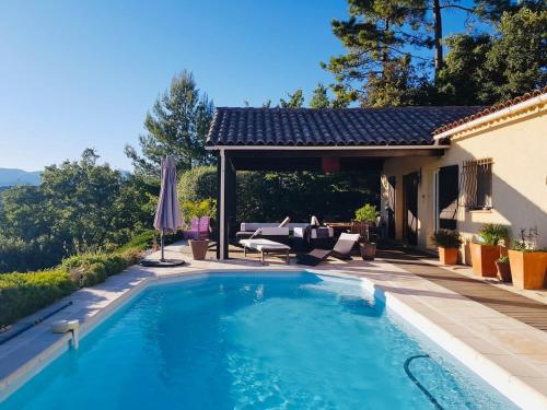 une piscine dans l'arrière-cour d'une maison dans l'établissement House with private pool & panoramic view, à Montauroux
