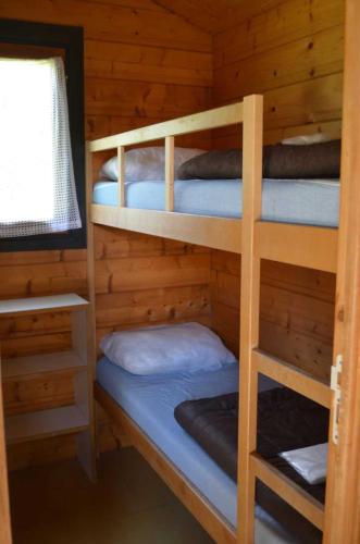 Ένα ή περισσότερα κρεβάτια σε δωμάτιο στο Camping 3 étoiles - Piscine - ccahich