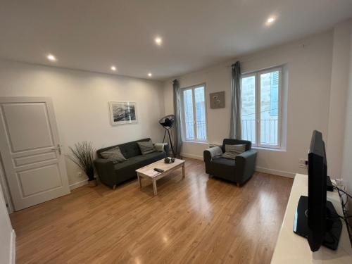 un salon avec deux canapés et une télévision dans l'établissement Gaïa - Maison intra-muros 3 chambres, à Avignon