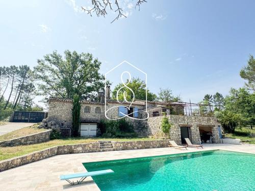 une image d'une piscine en face d'une maison dans l'établissement Le Mas du Gaudon, villa with private pool, à Montauroux