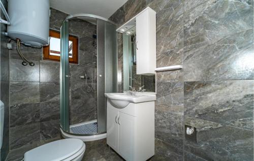 Koupelna v ubytování 1 Bedroom Lovely Home In Duga Resa