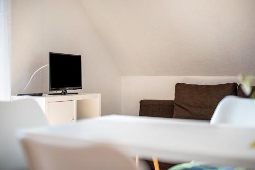 a living room with a couch and a television at Ferienwohnung 2 Schulze in Neustrelitz