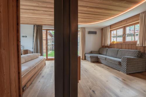 a living room with two couches and a couch at Mountainlodge Luxalpine in San Vigilio Di Marebbe