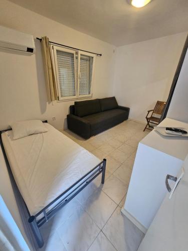 un salon avec un lit et un canapé dans l'établissement L'anguille du port, à Port-la-Nouvelle