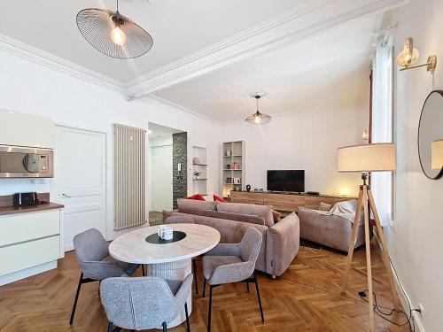 un salon avec un canapé et une table dans l'établissement Nestor&Jeeves - NISSA - Central location, à Nice