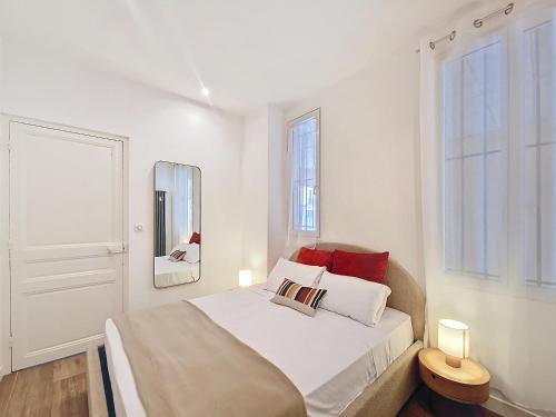 une chambre blanche avec un lit et deux fenêtres dans l'établissement Nestor&Jeeves - NISSA - Central location, à Nice