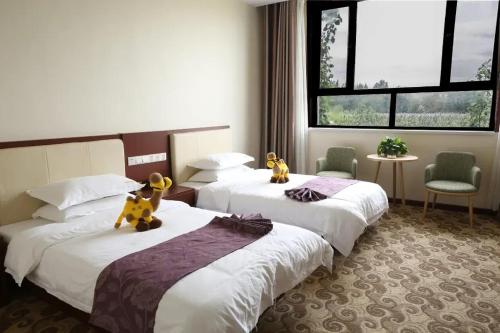 Postel nebo postele na pokoji v ubytování Dunhuang Bokang Hotel