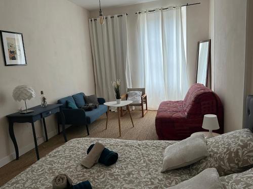 Posezení v ubytování La Villa Louana charme de l'ancien en cœur de ville