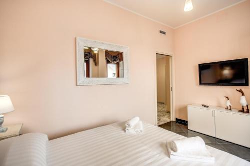 La Dolce Vita Of Via Veneto - Prestigious Apartment With Wonderful Terrace In the Historic Center
