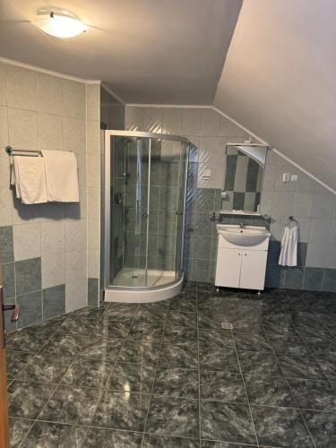 un baño con ducha y lavabo en Pensiunea Ego, en Bran
