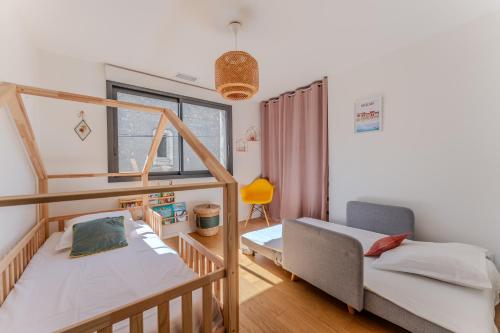 - une chambre avec 2 lits superposés et une chaise dans l'établissement Maison de Village en Pierre Piscine - 8 personnes, à Lansargues