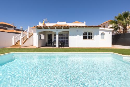 Home2Book Luxury Villa Escape, Private Pool & BBQ