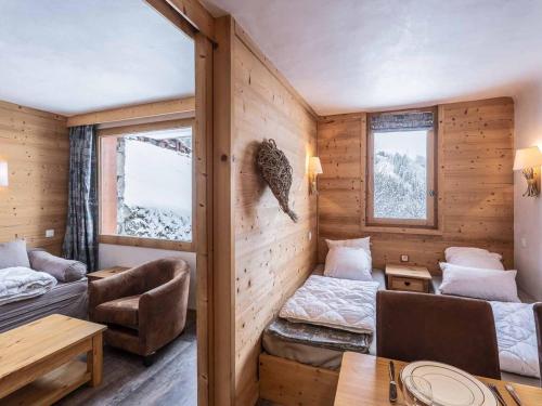 a room with a bed and a couch and a table at Studio confortable, casier à ski, proche pistes, Méribel - FR-1-355-164 in Les Allues