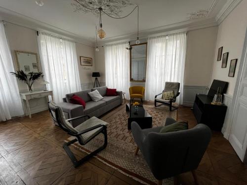 Posezení v ubytování La Villa Louana charme de l'ancien en cœur de ville