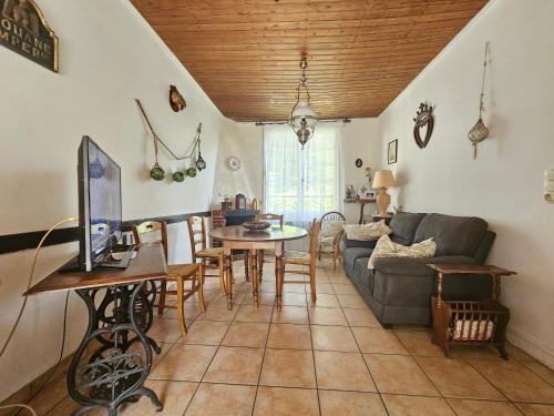 un salon avec un canapé et une table dans l'établissement Maison conviviale proche plage et commerces - FR-1-476-243, à La Faute-sur-Mer