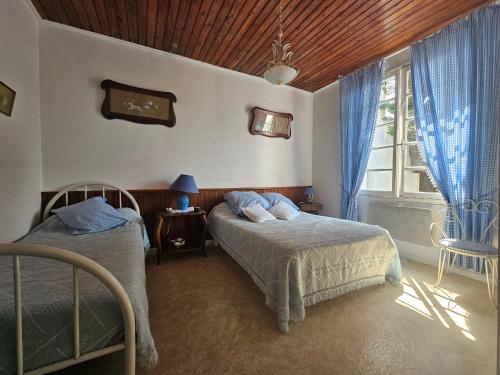 une chambre avec deux lits et une fenêtre dans l'établissement Maison conviviale proche plage et commerces - FR-1-476-243, à La Faute-sur-Mer