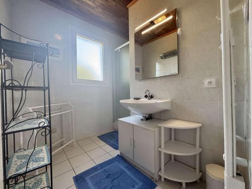 une salle de bain avec un lavabo et un miroir dans l'établissement Maison avec jardin à 4 min de la plage, 2 ch, 4 pers - FR-1-246A-363, à La Brée-les-Bains