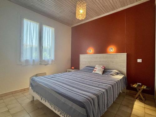 une chambre avec un lit avec une couette bleue dans l'établissement Maison avec jardin à 4 min de la plage, 2 ch, 4 pers - FR-1-246A-363, à La Brée-les-Bains