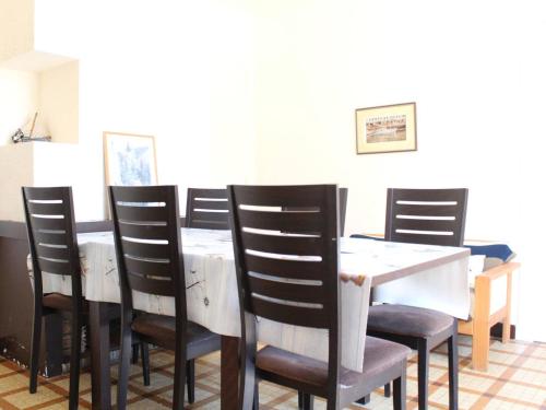 - une table à manger avec des chaises et une table blanche dans l'établissement Maison 4 pièces proche plage, Saint-Trojan-les-Bains - FR-1-246A-362, à Saint-Trojan-les-Bains