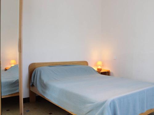 - une chambre avec un lit et deux lampes sur deux tables dans l'établissement Maison 4 pièces proche plage, Saint-Trojan-les-Bains - FR-1-246A-362, à Saint-Trojan-les-Bains