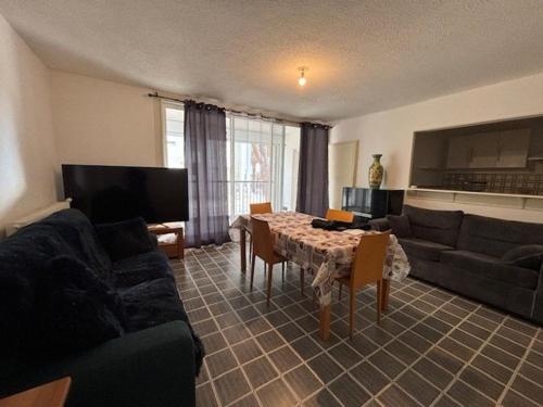 un salon avec un canapé et une table dans l'établissement T2 La Grande Motte à 150m de la plage, 6 couchages, terrasse - FR-1-250-316, à La Grande Motte