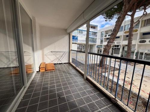 un balcon vide avec vue sur la plage dans l'établissement T2 La Grande Motte à 150m de la plage, 6 couchages, terrasse - FR-1-250-316, à La Grande Motte