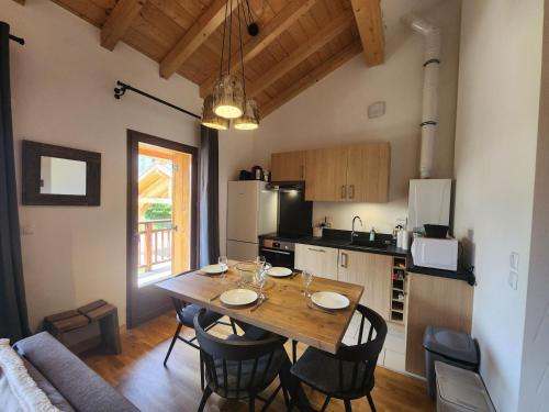 - une cuisine avec une table et des chaises en bois dans la chambre dans l'établissement Appartement T2 cabine moderne avec balcon et parking à Samoëns - FR-1-629-148, à Samoëns