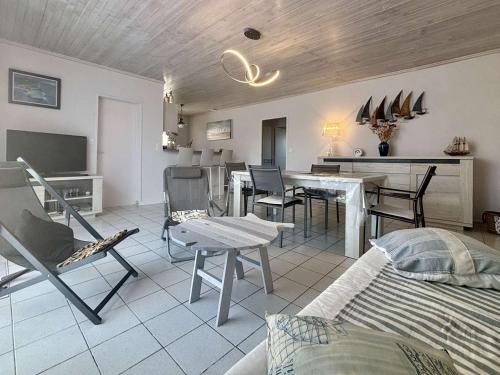 un salon avec une table et des chaises dans l'établissement Maison avec jardin à 4 min de la plage, 2 ch, 4 pers - FR-1-246A-363, à La Brée-les-Bains