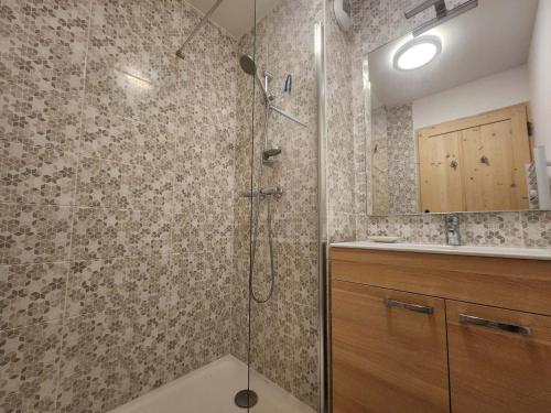 une salle de bain avec une douche avec une porte vitrée dans l'établissement Appartement T2 cabine moderne avec balcon et parking à Samoëns - FR-1-629-148, à Samoëns