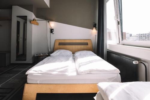 Una cama o camas en una habitación de Superbude Hamburg St Georg