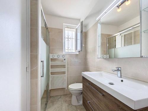 une salle de bain avec un lavabo, des toilettes et un miroir dans l'établissement Appartement T3 proche plage avec climatisation, parking privé - FR-1-770-55, à Saint-Cyr-sur-Mer