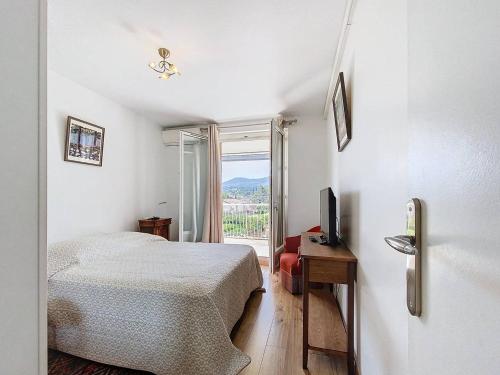 une petite chambre avec un lit et une fenêtre dans l'établissement Appartement T3 proche plage avec climatisation, parking privé - FR-1-770-55, à Saint-Cyr-sur-Mer