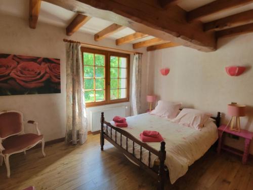 une chambre avec un grand lit et une fenêtre dans l'établissement maison de campagne, à Le Vernet
