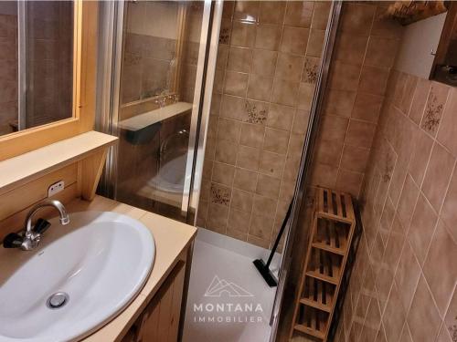 une salle de bain avec un lavabo et une douche dans l'établissement Appartement confortable avec balcon pour 6 personnes - FR-1-458-231, au Grand-Bornand