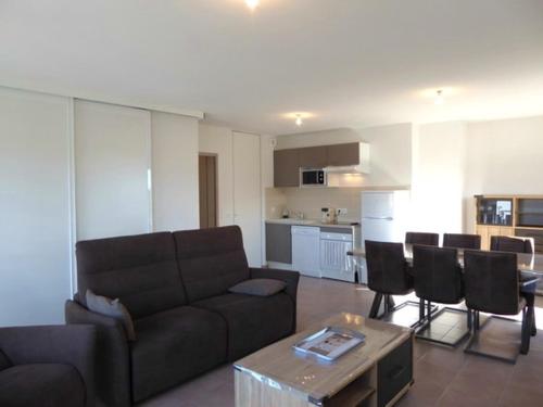 un salon avec un canapé et une table dans l'établissement Appartement 4 Pièces 6 Pers Proche Village avec Climatisation et Parking - FR-1-776-139, à Argelès-sur-Mer