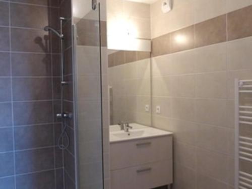 une salle de bain avec une douche et un lavabo et une douche dans l'établissement Appartement 4 Pièces 6 Pers Proche Village avec Climatisation et Parking - FR-1-776-139, à Argelès-sur-Mer