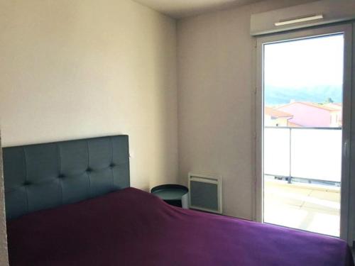 une chambre avec un lit et une grande fenêtre dans l'établissement Appartement 4 Pièces 6 Pers Proche Village avec Climatisation et Parking - FR-1-776-139, à Argelès-sur-Mer