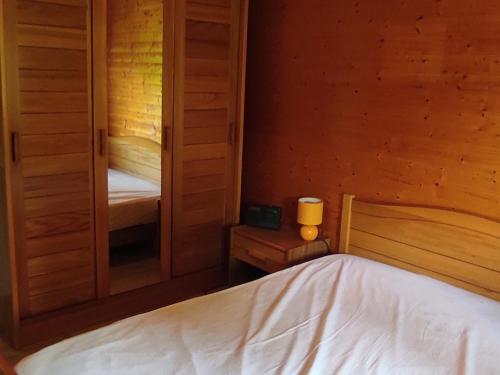 Letto o letti in una camera di Chalet montagnard confortable à Super Besse avec grand terrain et parking privé - FR-1-814-139